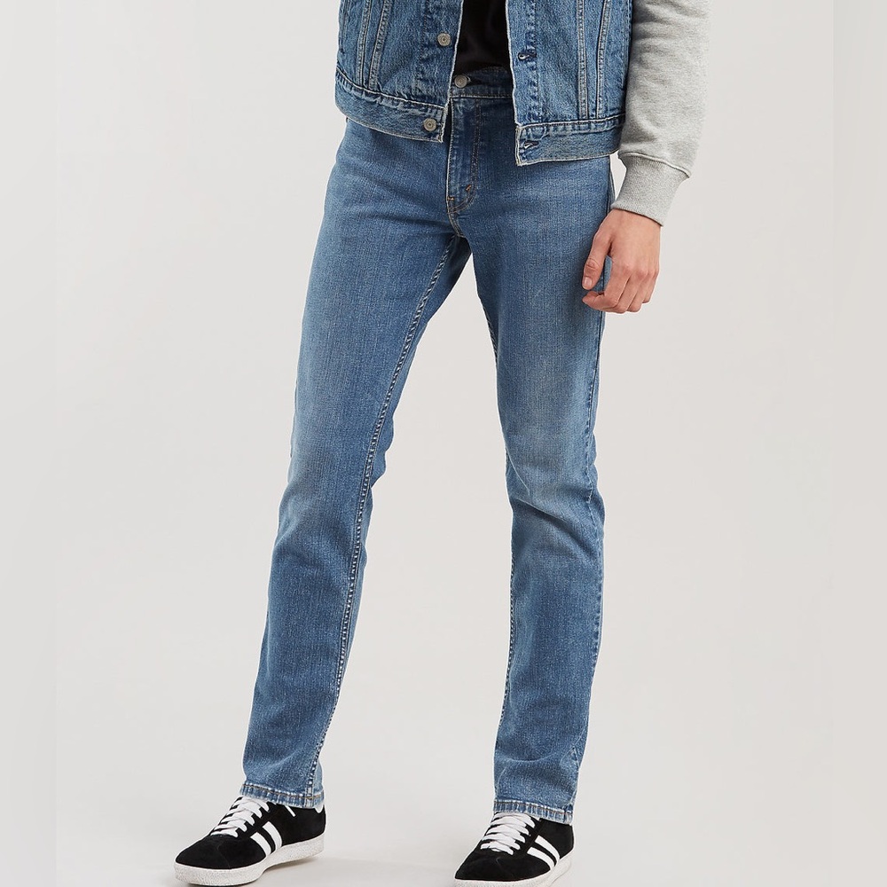 New!- Levi's Men’s 511 Slim Stretch Jeans in a Medium Light Wash